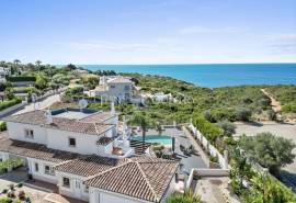 Carvoeiro - 4 + 3-bedroom  Cliff-top villa with heated pool and fantastic sea views