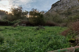 Urban plot for sale in Barrio Sámano-Helguera, ideal for building a detached villa.