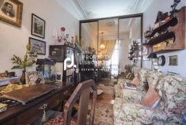 Wonderful Traditional 4-bed High Ceiling Apartment In Lisbon