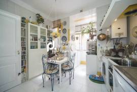 Wonderful Traditional 4-bed High Ceiling Apartment In Lisbon