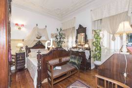 Wonderful Traditional 4-bed High Ceiling Apartment In Lisbon