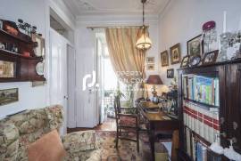 Wonderful Traditional 4-bed High Ceiling Apartment In Lisbon