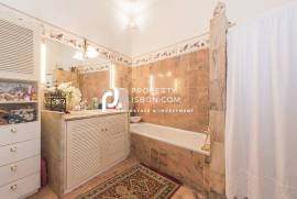 Wonderful Traditional 4-bed High Ceiling Apartment In Lisbon