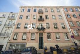 Wonderful Traditional 4-bed High Ceiling Apartment In Lisbon