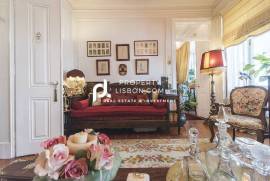 Wonderful Traditional 4-bed High Ceiling Apartment In Lisbon