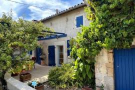 Pretty Charentaise House With Private Courtyard