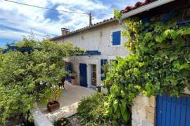 Pretty Charentaise House With Private Courtyard