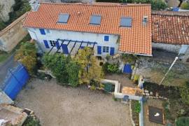 Pretty Charentaise House With Private Courtyard