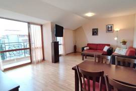 Spacious top floor apartment, with 2 bed...