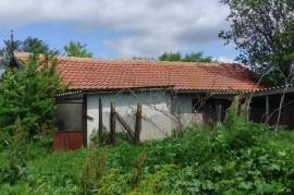 Cheap Property with excellent location for renovation, only 10 min. drive to the sea