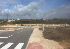 Plot of land with 577 m2 inserted in a new and noble urbanization located in Albufeira