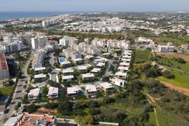 Plot of land with 577 m2 inserted in a new and noble urbanization located in Albufeira