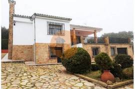 Detached 4 bedroom house with swimming pool and 2,500m2 plot of land