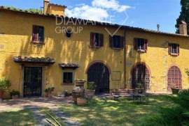 AZ335 - Organic and biodynamic winery with farmhouse, swimming pool, cellar, and land