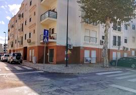 Shop on the ground floor of a building with 101 m2 in Silves