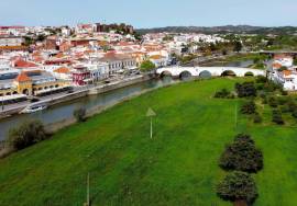 Shop on the ground floor of a building with 101 m2 in Silves