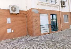 Shop on the ground floor of a building with 101 m2 in Silves