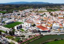 Shop on the ground floor of a building with 101 m2 in Silves