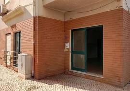 Shop on the ground floor of a building with 101 m2 in Silves