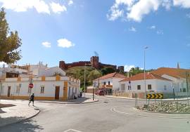 Shop on the ground floor of a building with 101 m2 in Silves