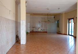 Shop on the ground floor of a building with 101 m2 in Silves