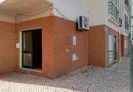 Shop on the ground floor of a building with 101 m2 in Silves