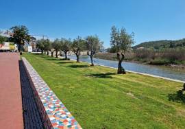 Shop on the ground floor of a building with 101 m2 in Silves