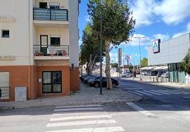 Shop on the ground floor of a building with 101 m2 in Silves