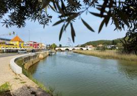 Shop on the ground floor of a building with 101 m2 in Silves