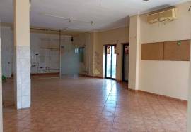 Shop on the ground floor of a building with 101 m2 in Silves