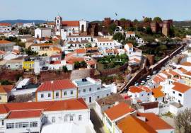 Shop on the ground floor of a building with 101 m2 in Silves