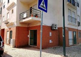 Shop on the ground floor of a building with 101 m2 in Silves