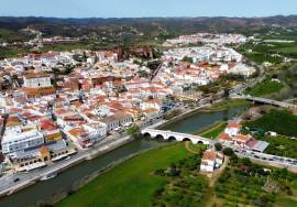 Shop on the ground floor of a building with 101 m2 in Silves