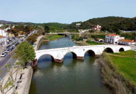 Shop on the ground floor of a building with 101 m2 in Silves