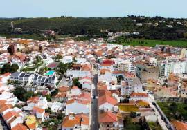 Shop on the ground floor of a building with 101 m2 in Silves