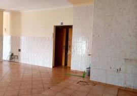 Shop on the ground floor of a building with 101 m2 in Silves