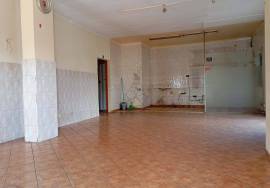 Shop on the ground floor of a building with 101 m2 in Silves