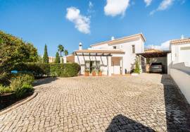 Three- bedroom villa with heated pool inserted in the Gramacho Golf Resort, Carvoeiro - Algarve