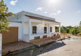 Detached 2 bedroom house in original condition set in a lovely flat plot of  12,000 m². Moncarapacho