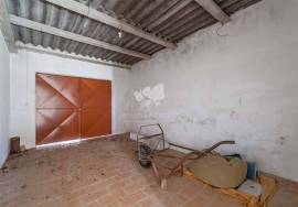 Detached 2 bedroom house in original condition set in a lovely flat plot of  12,000 m². Moncarapacho