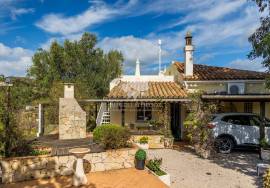 Detached 3 bedroom villa with a small ruin & garden in quiet location, near Santa Catarina.