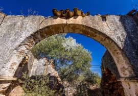 Large old country house for complete renovation project near Moncarapacho In East Algarve.