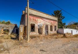 Large old country house for complete renovation project near Moncarapacho In East Algarve.