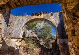 Large old country house for complete renovation project near Moncarapacho In East Algarve.