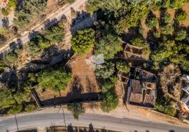 Large old country house for complete renovation project near Moncarapacho In East Algarve.