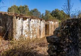 Large old country house for complete renovation project near Moncarapacho In East Algarve.