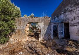 Large old country house for complete renovation project near Moncarapacho In East Algarve.