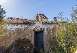 Large old country house for complete renovation project near Moncarapacho In East Algarve.