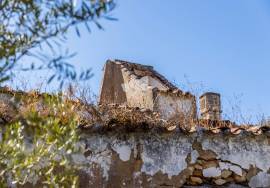 Large old country house for complete renovation project near Moncarapacho In East Algarve.