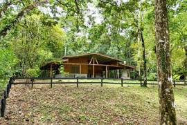 Finca Macadamia: 154-acre Rainforest Paradise with two Houses and Trails!